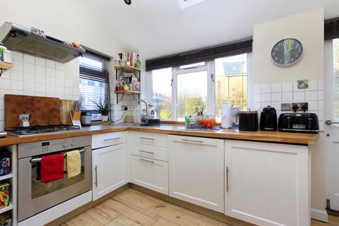 2 bedroom flat for sale, North Side Wandsworth Common, London SW18