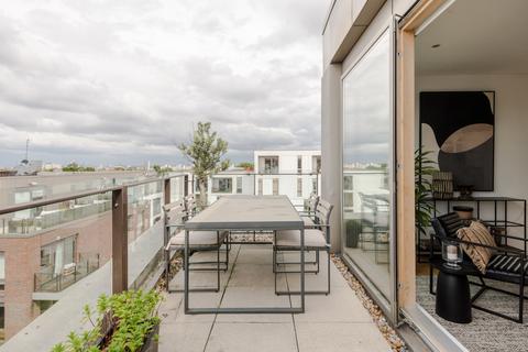 169 Wingate Square, London, SW4 0AN