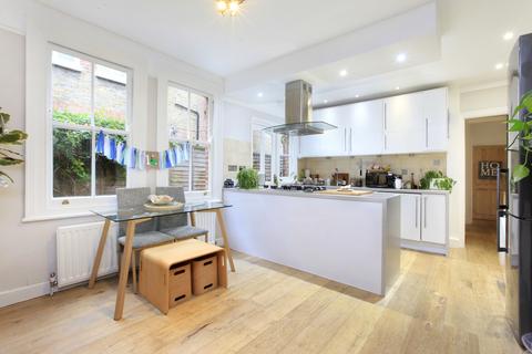 3 bedroom maisonette to rent, Trouville Road, London SW4