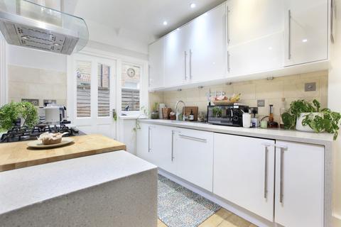 3 bedroom maisonette to rent, Trouville Road, London SW4