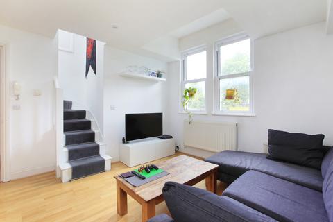 2 bedroom flat to rent, Poynders Road, London SW4