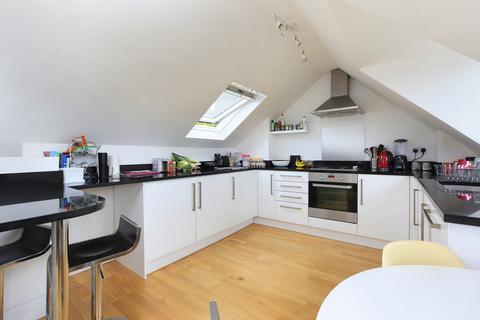 2 bedroom flat to rent, Poynders Road, London SW4