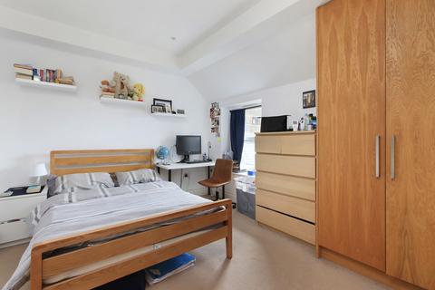 2 bedroom flat to rent, Poynders Road, London SW4
