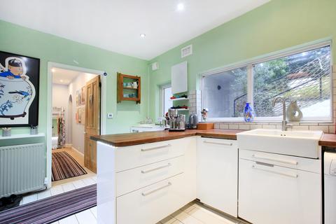 2 bedroom flat for sale, Wandsworth Common, London SW18