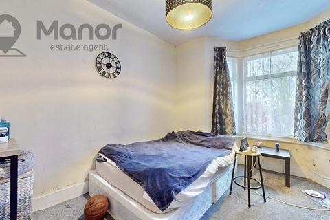 1 bedroom flat for sale, The Warren, Manor Park, E12 5HY