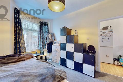 1 bedroom flat for sale, The Warren, Manor Park, E12 5HY