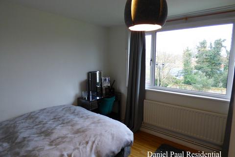 2 bedroom flat to rent - Brent Lea