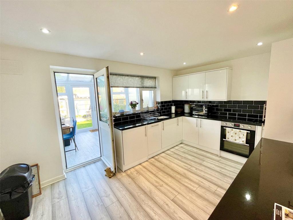 Lambeth Road, LeighonSea, Essex, SS9 2 bed terraced house for sale
