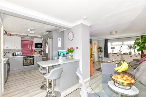 4 Meadsway, St Marys Bay, Romney Marsh, TN29 0HE