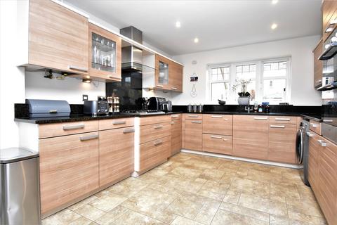 5 bedroom detached house for sale, Turstin Drive, Hampshire GU51