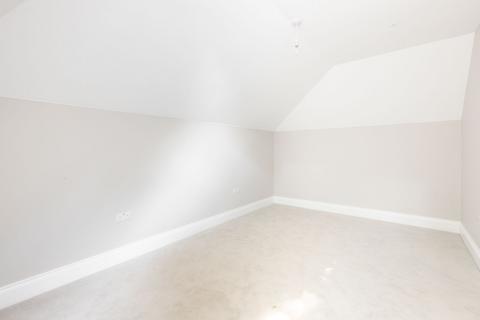 25d Roke Road, Kenley, CR8 5DZ