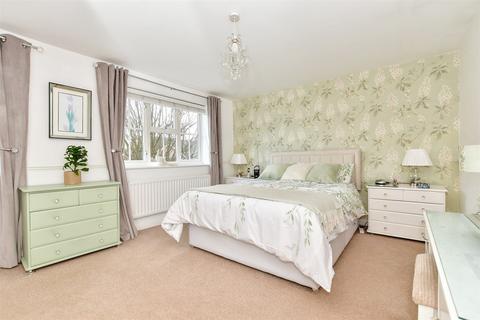 13 Atkinson Walk, Kennington, Ashford, TN24 9SB