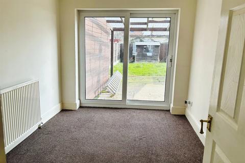 3 bedroom terraced house to rent, Kingsman Road, SS17