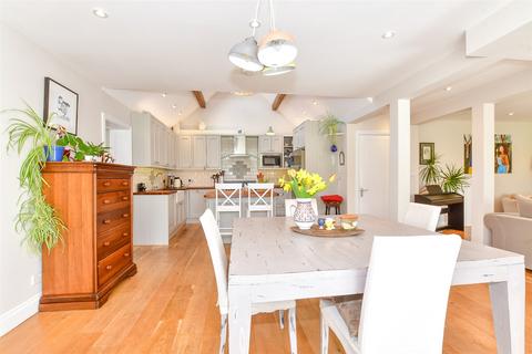 Moldavia, 9 Whitstable Road, Blean, Canterbury, CT2 9EA
