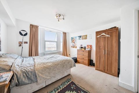 3 bedroom flat to rent, Haselrigge Road, SW4, Clapham High Street, London, SW4