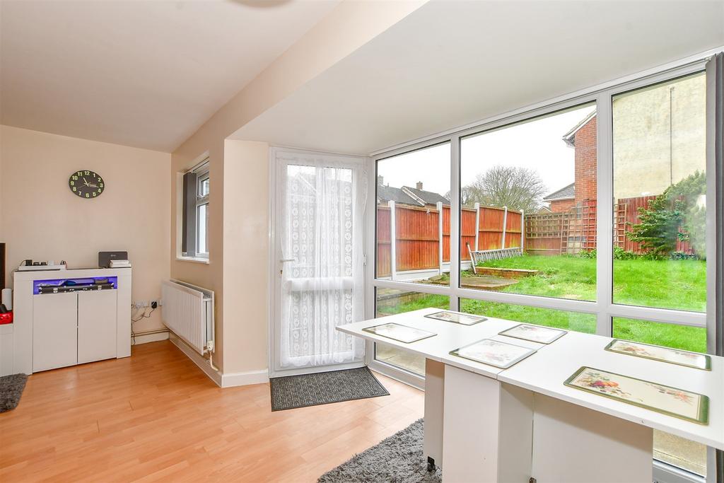 Collingwood Terrace, Basildon, Essex 2 bed end of terrace house for