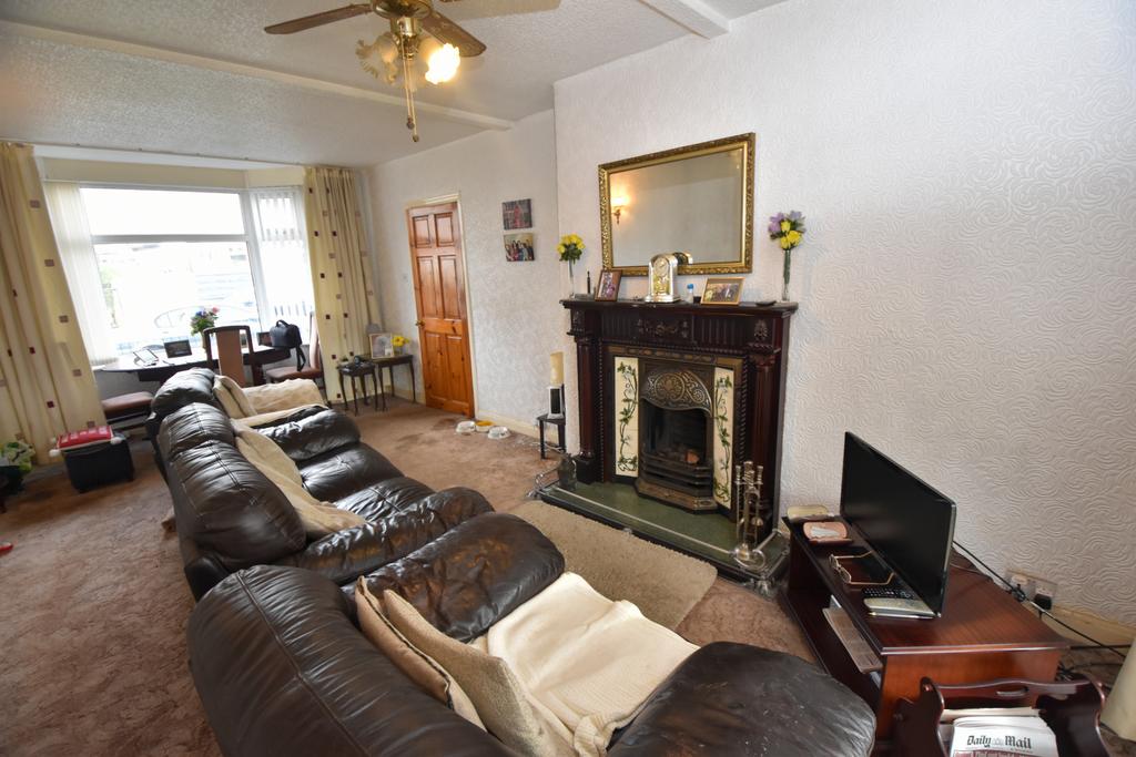 Newcroft Crescent, Urmston, M41 3 bed detached house for sale £350,000