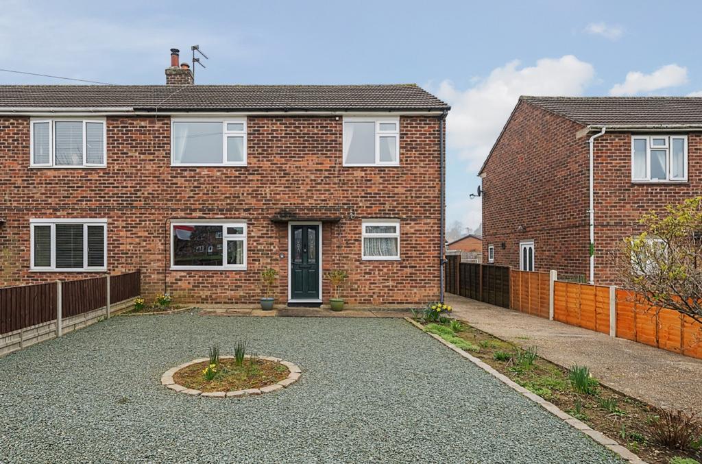 Almond Grove, Grantham, Lincolnshire... 3 bed semidetached house for