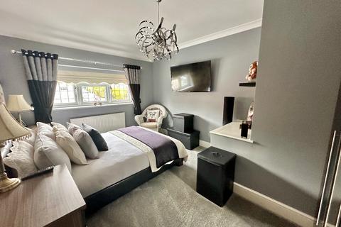 61 Tring Gardens, Romford, RM3 9EJ