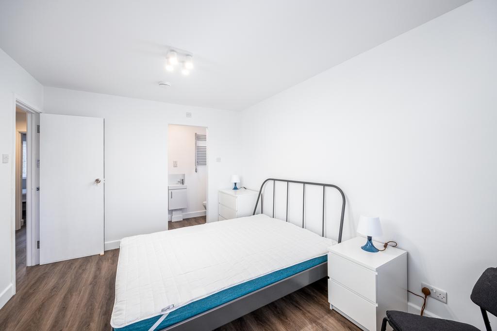 104 Kynaston Avenue HP21 9 DS-22
