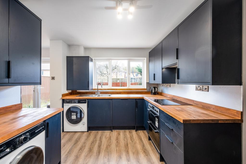 104 Kynaston Avenue HP21 9 DS-12