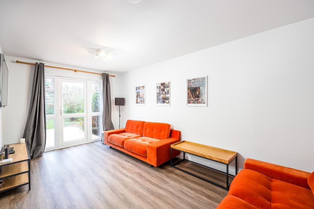 104 Kynaston Avenue HP21 9 DS-17
