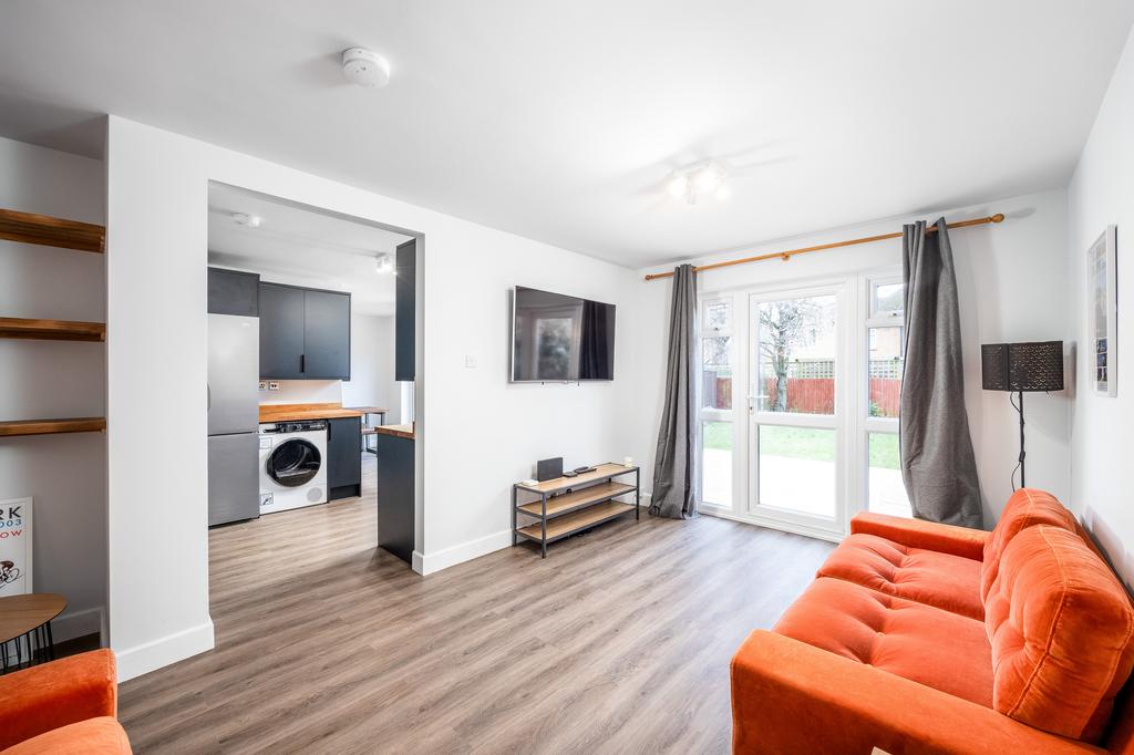 104 Kynaston Avenue HP21 9 DS-18