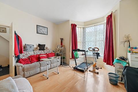 4 bedroom end of terrace house for sale, Kenilworth Gardens, Seven Kings, IG3
