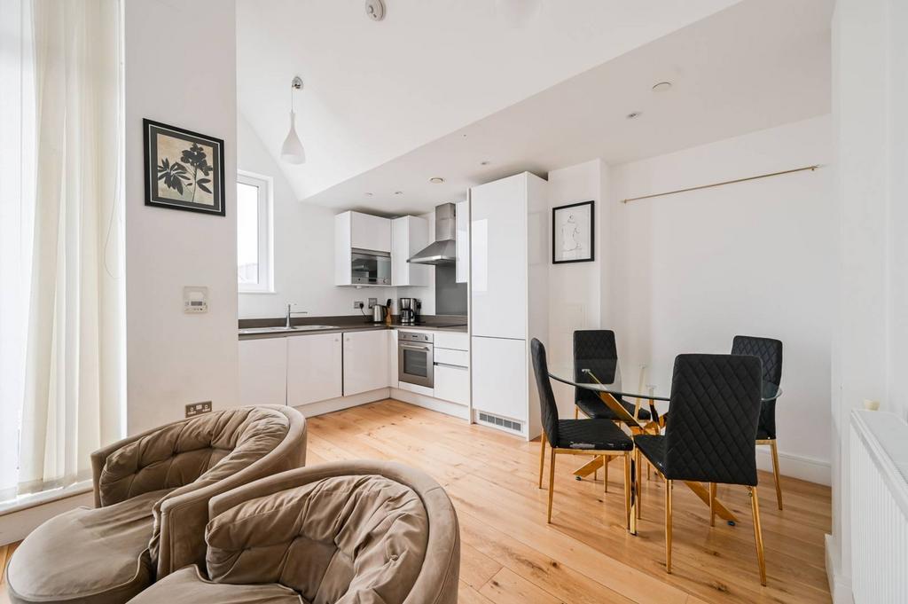 Tower, Caxton Street, E16... 2 bed penthouse to rent £2,990