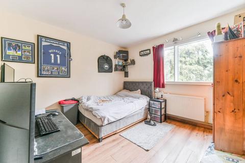 15 Perth Close, London, SW20 0AJ