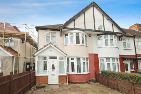 3 bedroom end of terrace house to rent, Westbury Avenue, Southall