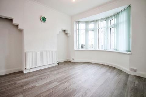 3 bedroom end of terrace house to rent, Westbury Avenue, Southall