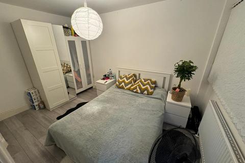 1 bedroom in a house share to rent - En Suite Room - Airport/Wigmore - Furnished/Bills included