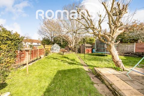 3 bedroom terraced house to rent, Foxhays Road, Reading