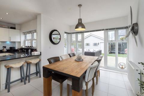46 Westmount Close, Worcester Park, KT4 8FL