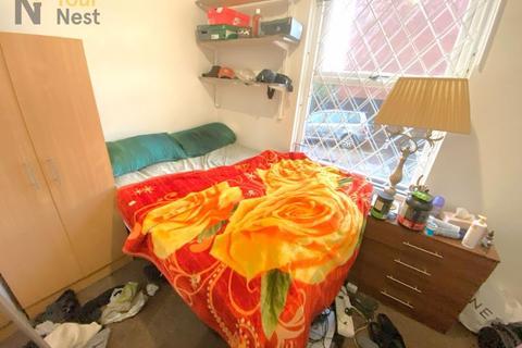 5 bedroom end of terrace house to rent - Westfield Road, Hyde Park, Leeds, LS3 1DF
