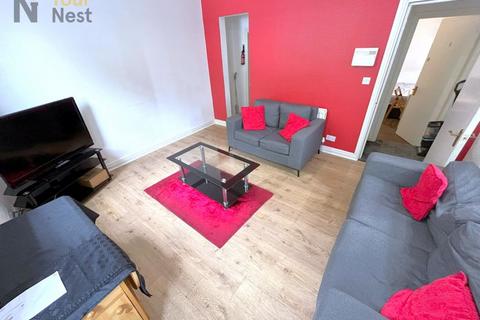 5 bedroom end of terrace house to rent, Westfield Road, Hyde Park, Leeds, LS3 1DF