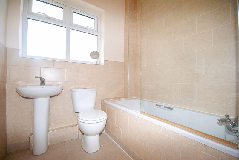 Lovelace Avenue, SouthendOnSea SS1 2 bed apartment £1,100 pcm (£254 pw)