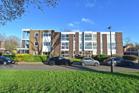 2 Rushmead, Richmond, TW10 7NW