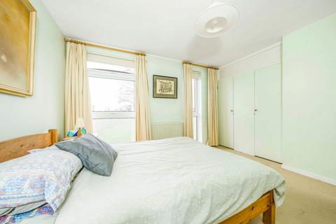 2 Rushmead, Richmond, TW10 7NW