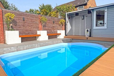 8 Locksmeade Road, Richmond, TW10 7YT