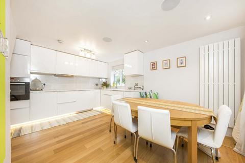8 Locksmeade Road, Richmond, TW10 7YT