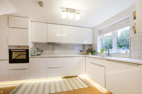 8 Locksmeade Road, Richmond, TW10 7YT