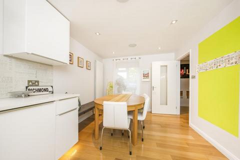 8 Locksmeade Road, Richmond, TW10 7YT