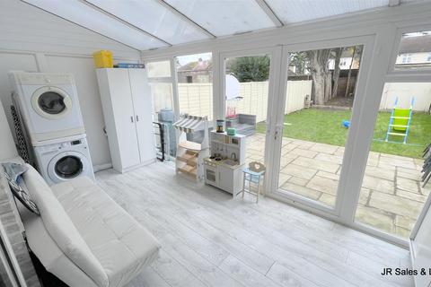 3 bedroom terraced house for sale, Brookfield Gardens, Cheshunt