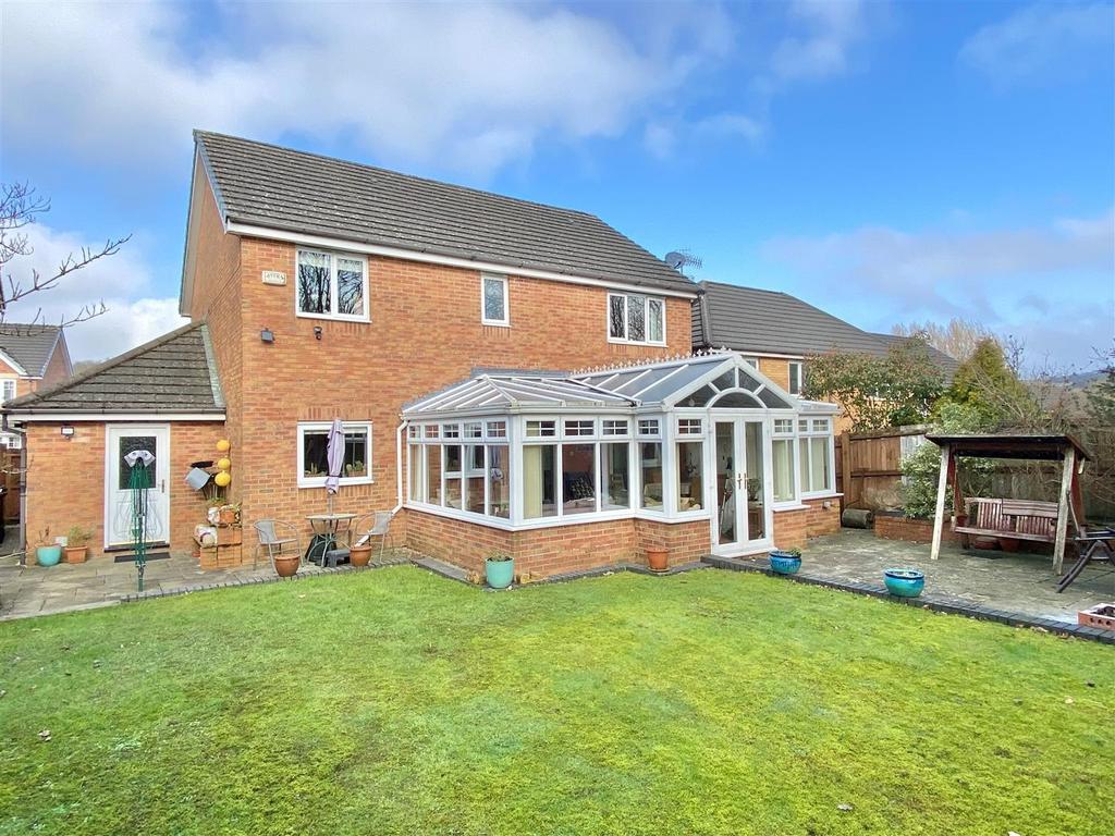 Kestrel View, Glossop 4 bed detached house for sale £555,000