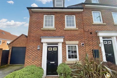 3 bedroom townhouse for sale, Bishops Way, Whitwood WF10