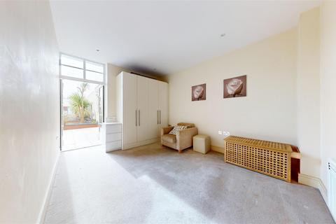 Apartment 22, Courtlands Hayes Road, Sully, Penarth, CF64 5QG