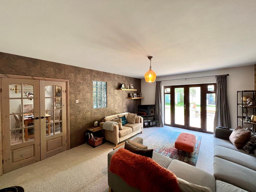 Vincent Close, Corringham, SS17 3 bed semidetached bungalow for sale £425,000