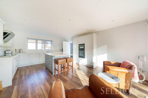 34 Lake Drive, Weldon, Corby, NN17 3FE